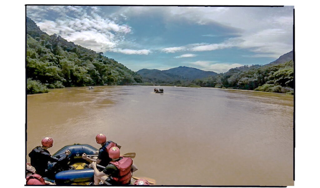 Parte do passeio do Rafting em Ibirama é feito em águas calmas sendo possível contemplar o rio e as paisagens